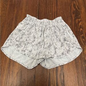 Lululemon tracker short size 6